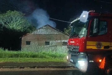 Incêndio destrói parte do telhado de marcenaria durante a madrugada