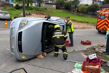 Carro tomba após acidente e motorista é encaminhado ao hospital