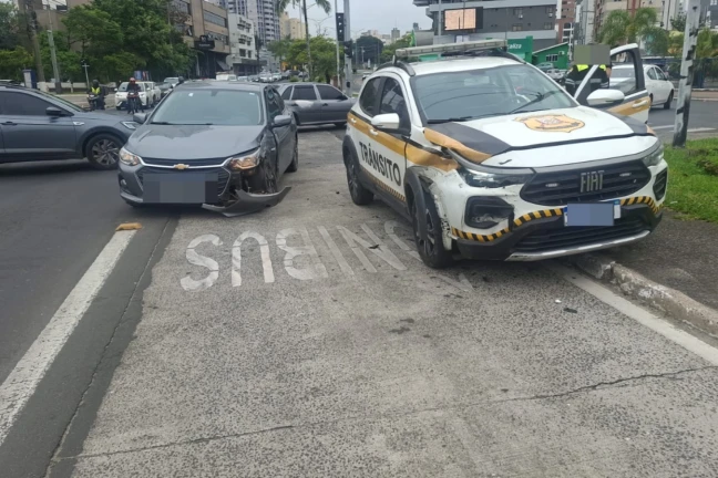 Carro da DTT se envolve em acidente na área central de Criciúma