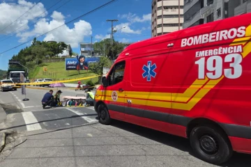 Pedestre é atropelada por moto e fica inconsciente