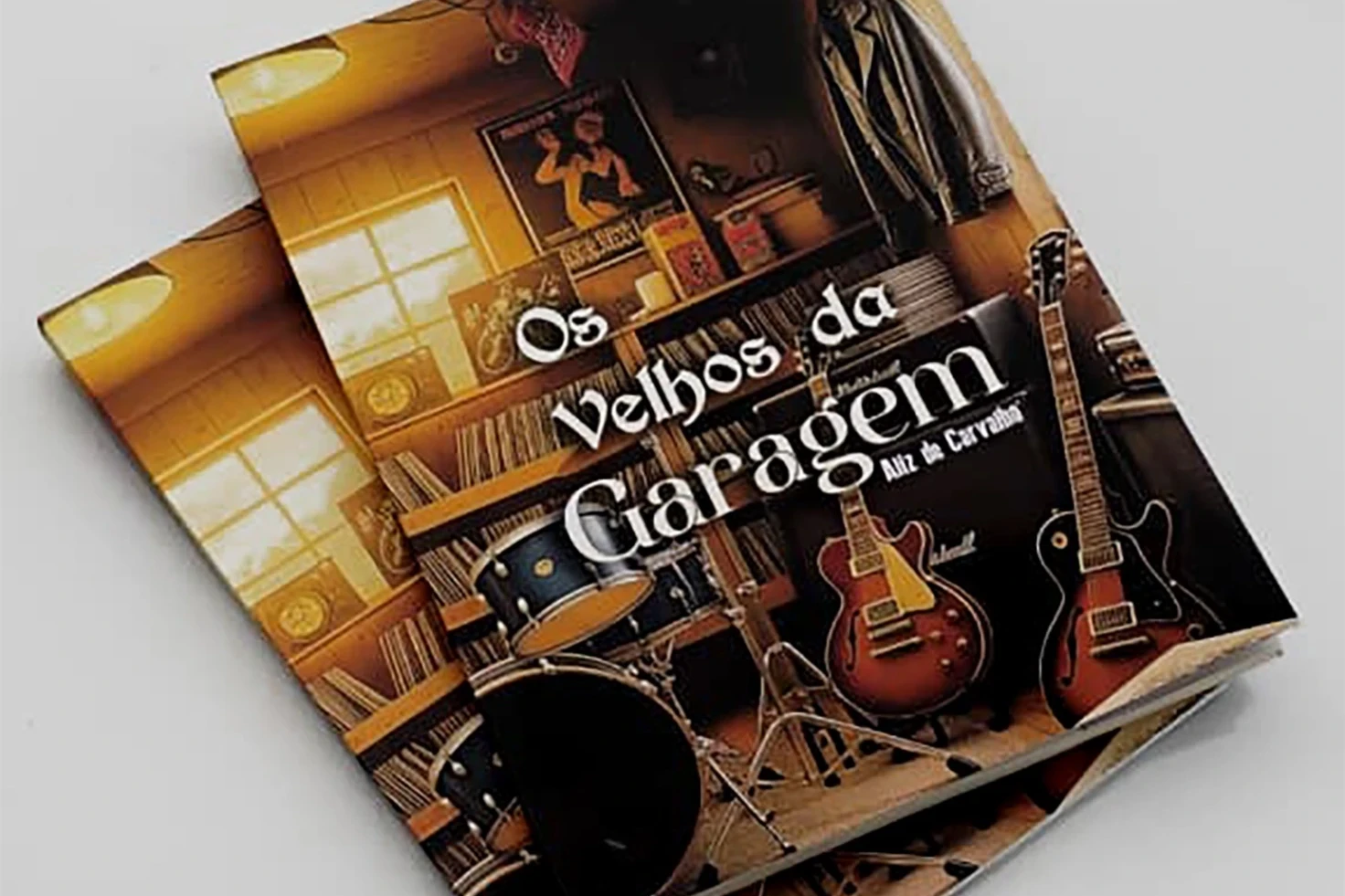 Escritora criciumense lança livro inspirado em amizade e paixão pelo rock