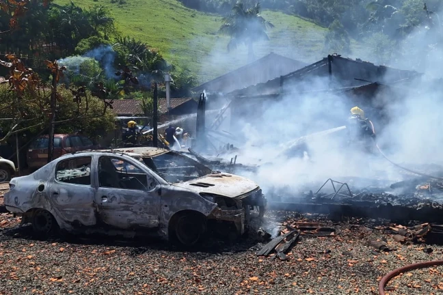 Fotos: casa e carro são consumidos por incêndio