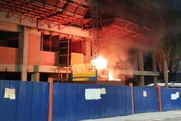 Fotos: princípio de incêndio é registrado em elevador de prédio em construção em Criciúma