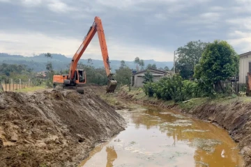Defesa Civil de Criciúma intensifica limpeza de rios antes de novo período de chuva