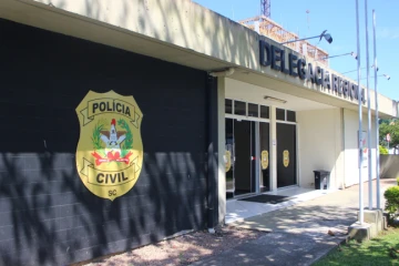 Adolescente é apreendido por filmar mulheres sem autorização em banheiro de universidade em Criciúma