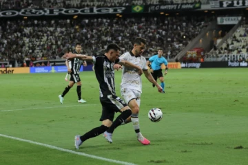 Ceará surpreende no fim, vence o Criciúma e freia reação carvoeira