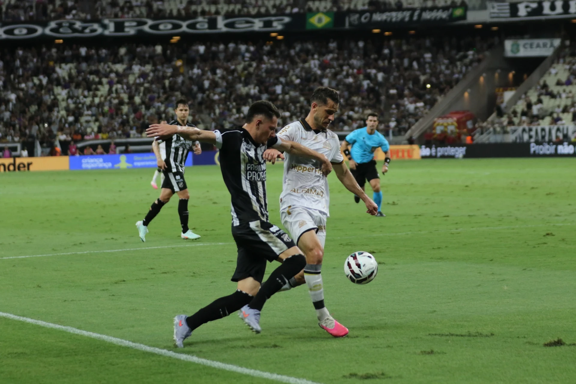 Ceará surpreende no fim, vence o Criciúma e freia reação carvoeira