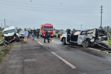 Fotos e vídeos: colisão entre van e Range Rover na BR-101 deixa homem gravemente ferido