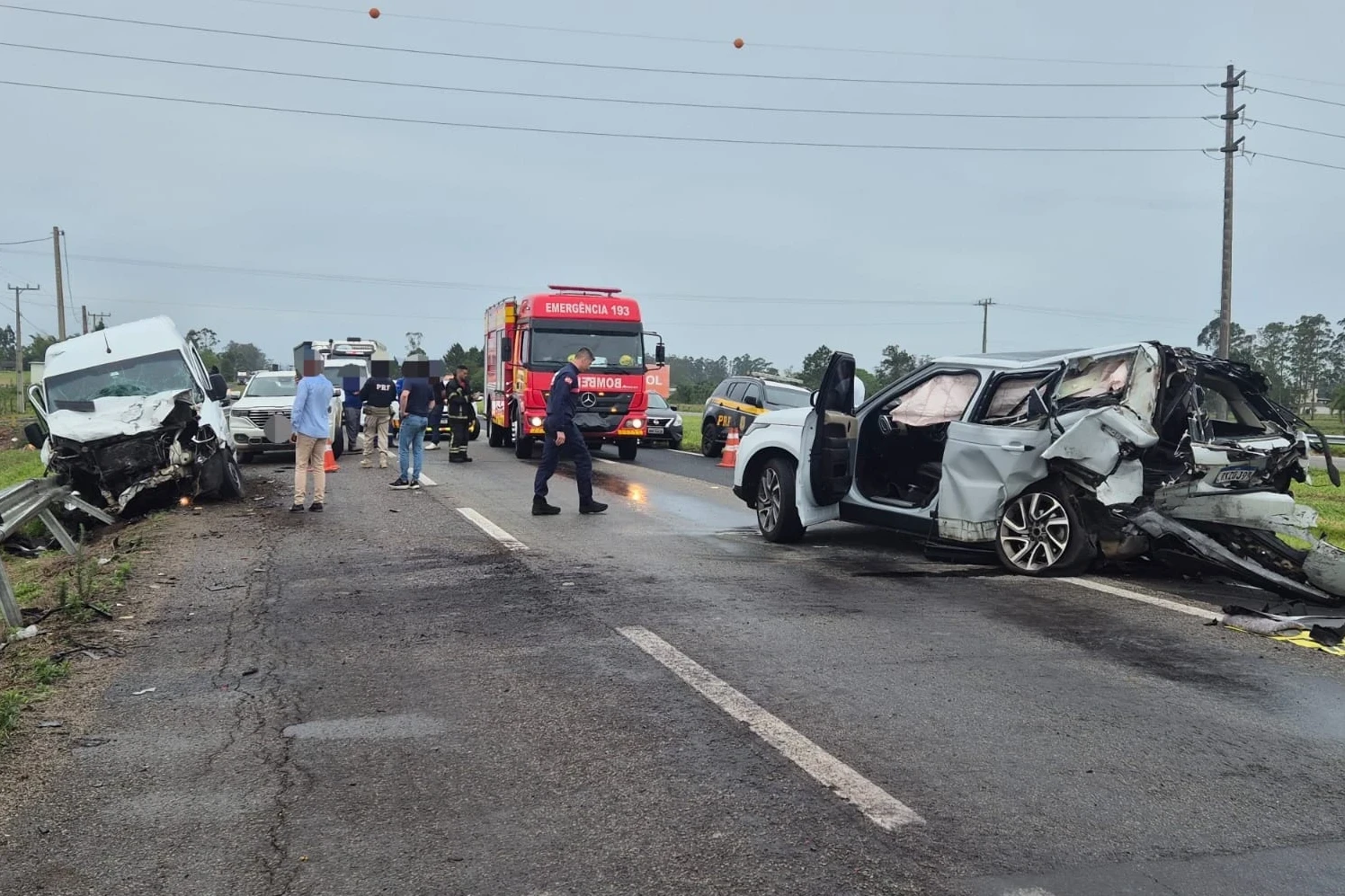 Fotos e vídeos: colisão entre van e Range Rover na BR-101 deixa homem gravemente ferido