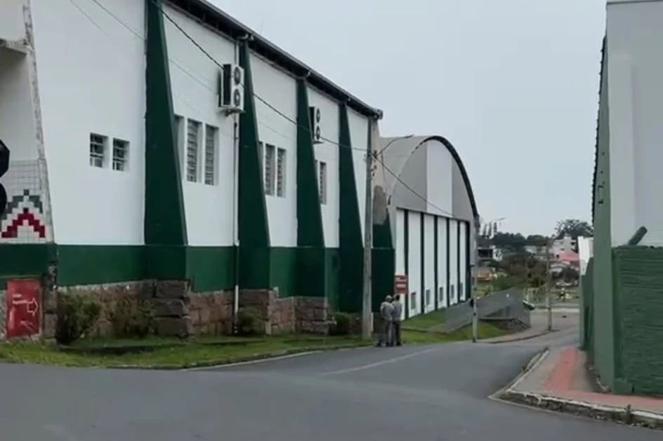 Manutenção emergencial bloqueia acesso ao Jardim Angélica pelo Bairro da Juventude