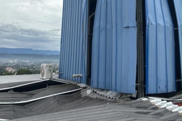 Fotos e vídeo: rompimento de caixa d’água suspende atividades da Apae de Criciúma