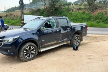 Motociclista fica gravemente ferido em colisão com caminhonete
