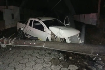 Motorista colide carro em poste em Urussanga