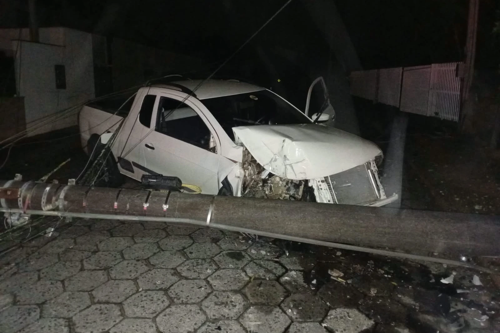 Motorista colide carro em poste em Urussanga