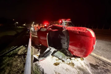 Mulher fica encarcerada após colisão seguida de saída de pista na BR-101