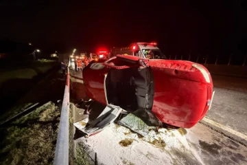 Mulher fica encarcerada após colisão seguida de saída de pista na BR-101