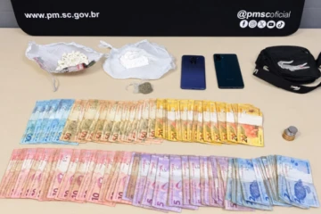 Após denúncias, PM apreende maconha, cocaína e crack com jovem em Criciúma