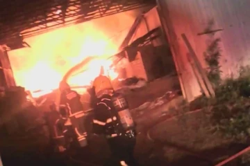 Vídeo: galpão é destruído por incêndio em Sangão