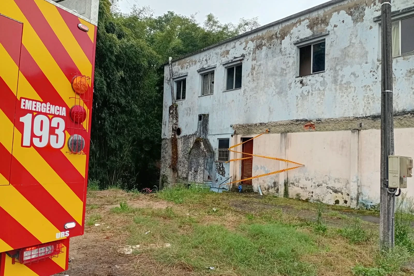 Residência abandonada é atingida por incêndio em Urussanga