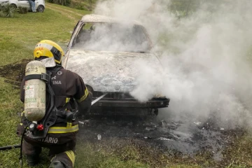 Carro é destruído por incêndio em Içara