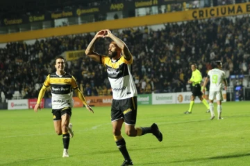 Criciúma faz o dever de casa, bate o América-MG e permanece no G-6