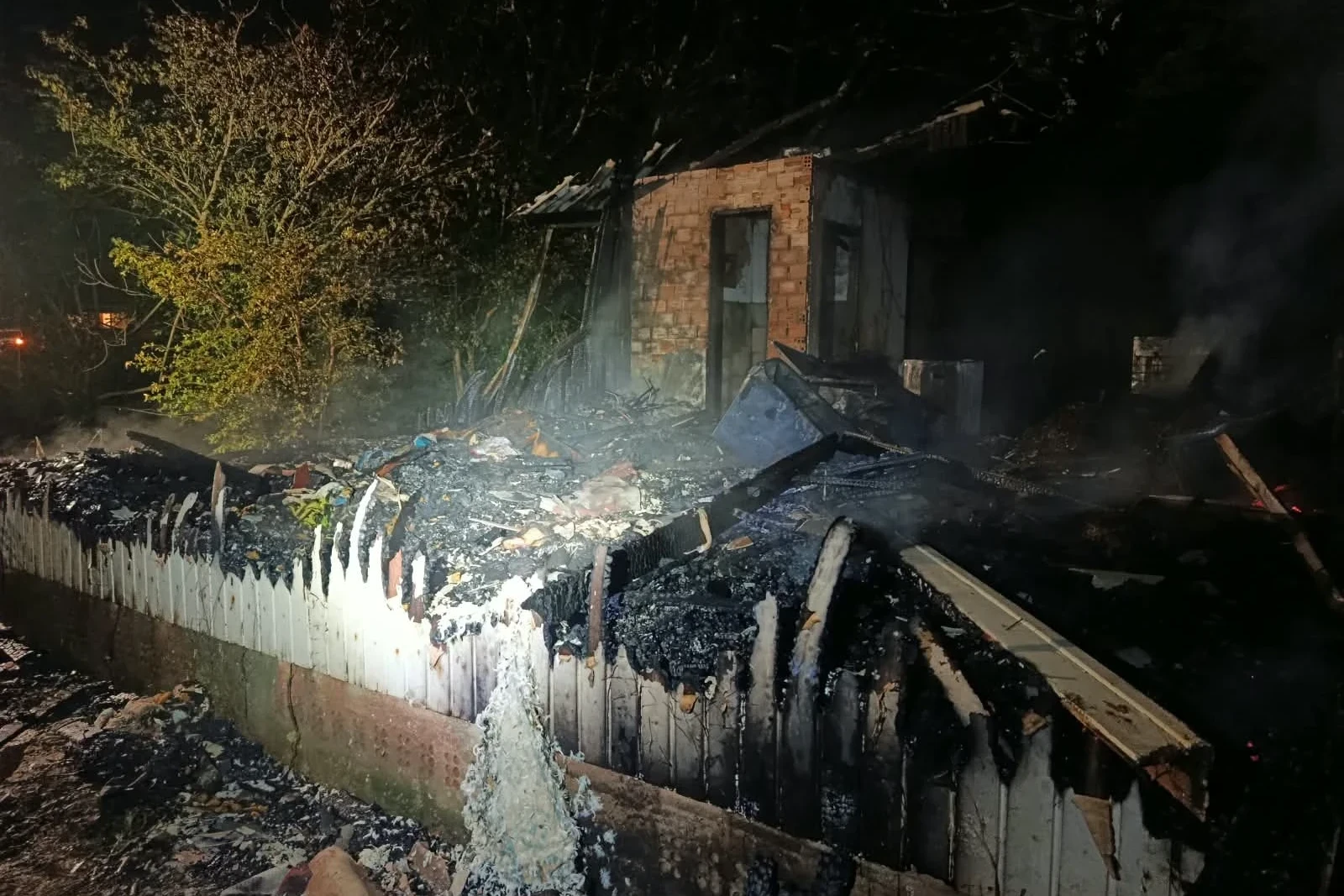 Morador morre após ser carbonizado durante incêndio em residência