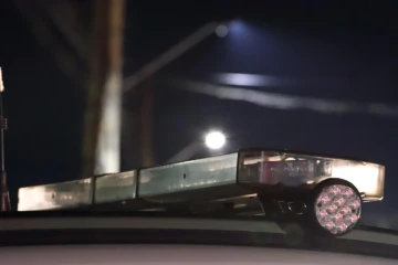 Carro de locadora do RS é encontrado em garagem e dupla é presa por possível desmanche de veículos