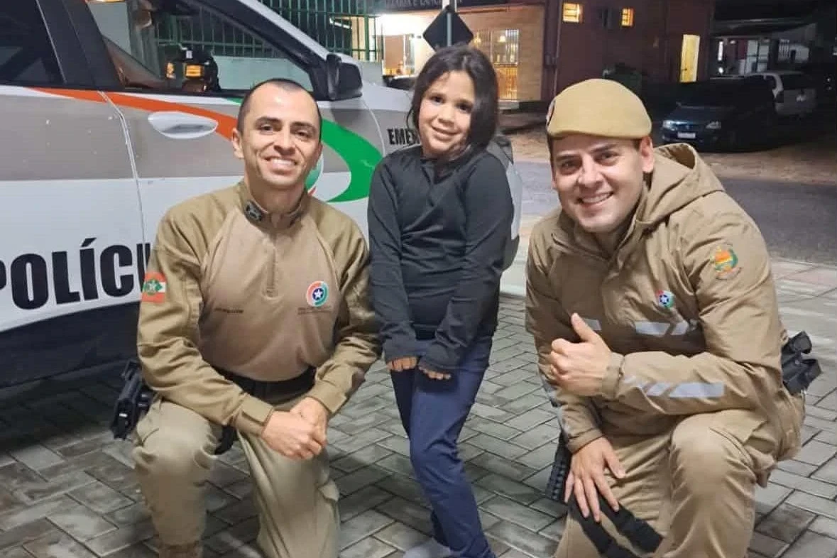 Criança é salva por policiais militares após se engasgar com pedaço de carne; veja vídeo
