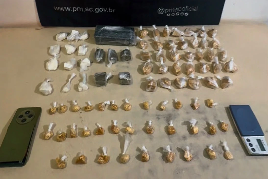 Após denúncias de tráfico, PM apreende crack, cocaína e maconha em Araranguá
