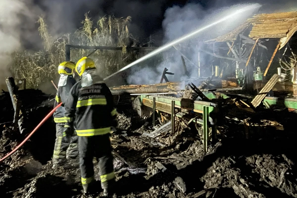 Fotos: incêndio atinge serraria e destrói casa de máquinas em Praia Grande