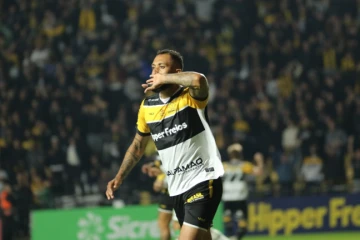 César Martins reforça que o principal objetivo do Criciúma na Série B segue sendo o G2