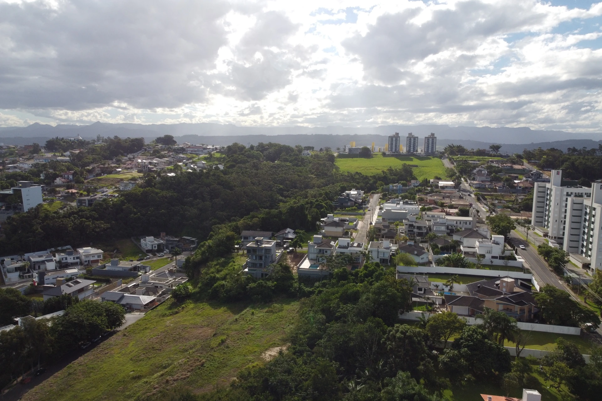 Quinta-feira terá tempo nublado, aberturas de sol e previsão de chuva em Criciúma