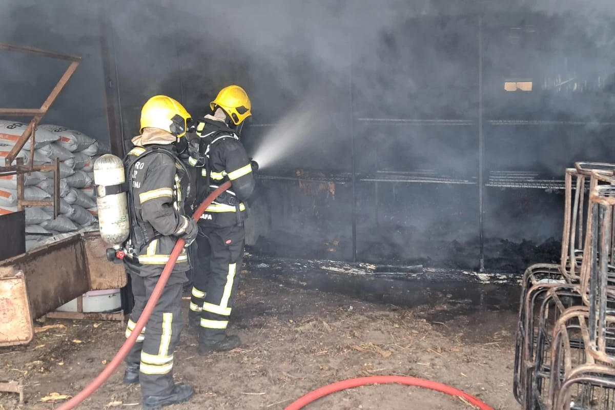 Bombeiros combatem incêndio em estufa de fumo em Araranguá