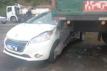 Motorista fica ferida após perder o controle da direção e colidir contra caminhão estacionado na SC-108