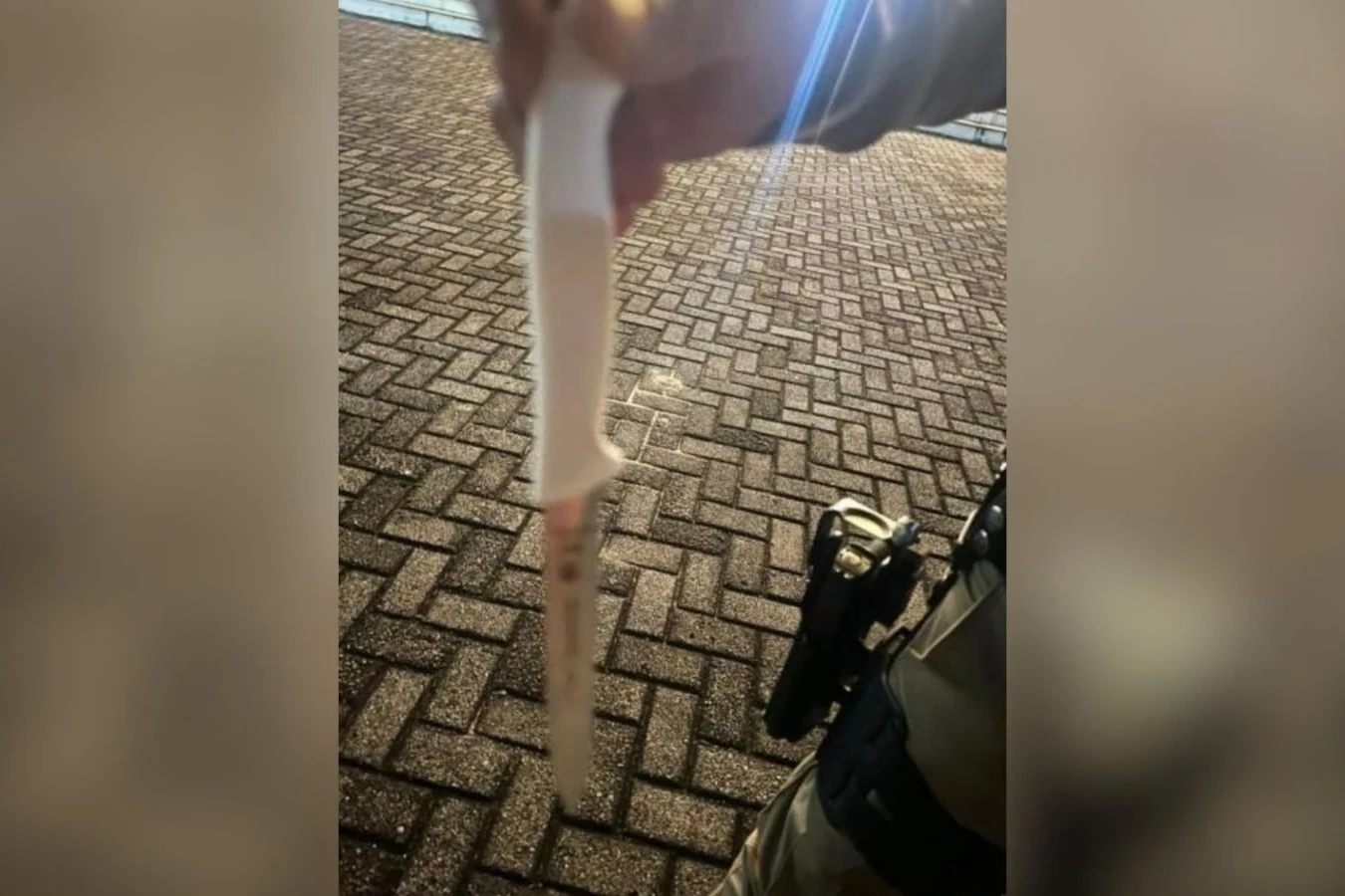 Funcionários de supermercado são ameaçados por homem com faca
