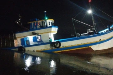 Barco de pesca com oito tripulantes colide em pedra e mobiliza o Corpo de Bombeiros