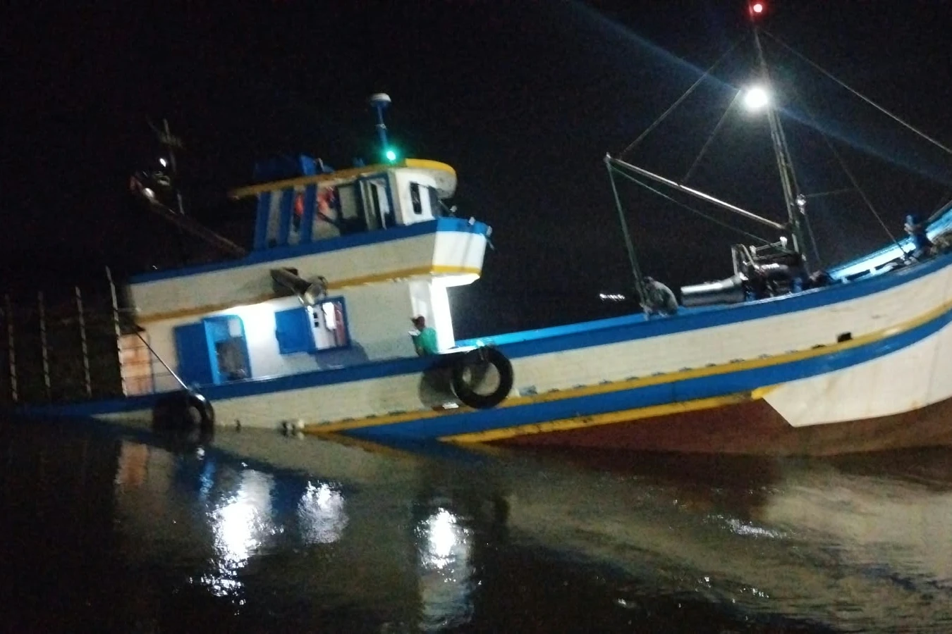 Barco de pesca com oito tripulantes colide em pedra e mobiliza o Corpo de Bombeiros