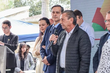 Vídeo: Júlio Garcia recebe título simbólico de prefeito da Cidade do Autista