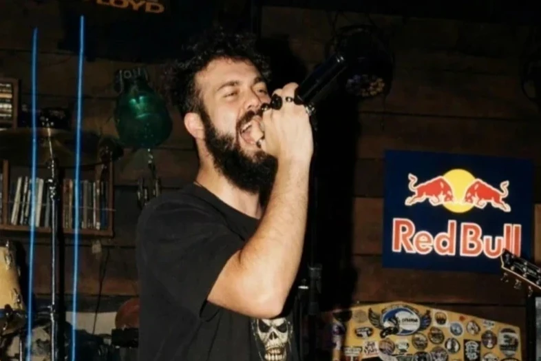 Entre o clássico e o autêntico: a trajetória de Ernane Medeiros no rock catarinense