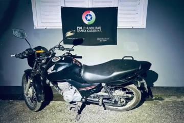 Motocicleta furtada em posto de combustíveis é recuperada após tentativa de fuga