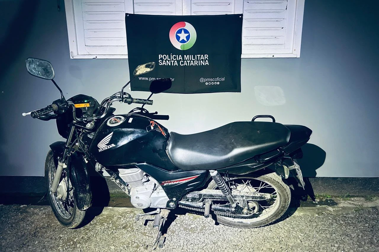 Motocicleta furtada em posto de combustíveis é recuperada após tentativa de fuga