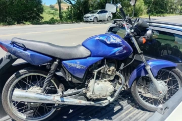 Pneu de motocicleta fura e acidente deixa jovens feridos na SC-108