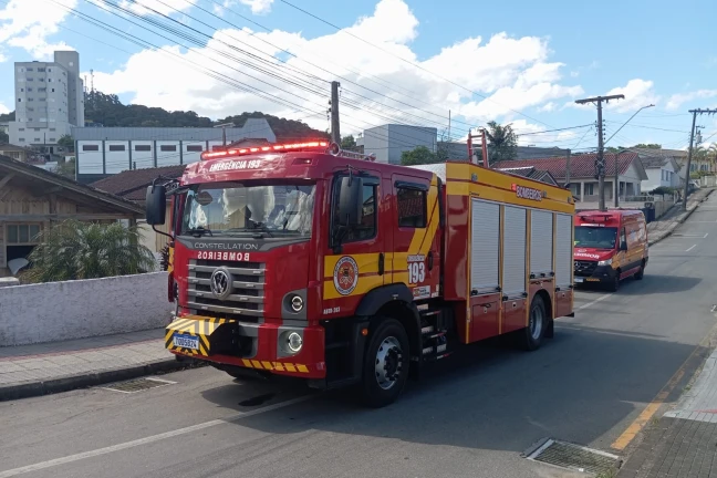 Fotos: churrasqueira usada para queima de lixo provoca princípio de incêndio em casa