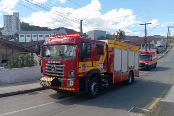 Fotos: churrasqueira usada para queima de lixo provoca princípio de incêndio em casa