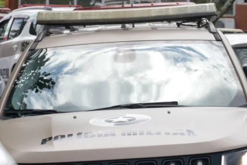 Criminoso com rosto coberto assalta farmácia e foge com dinheiro e celular