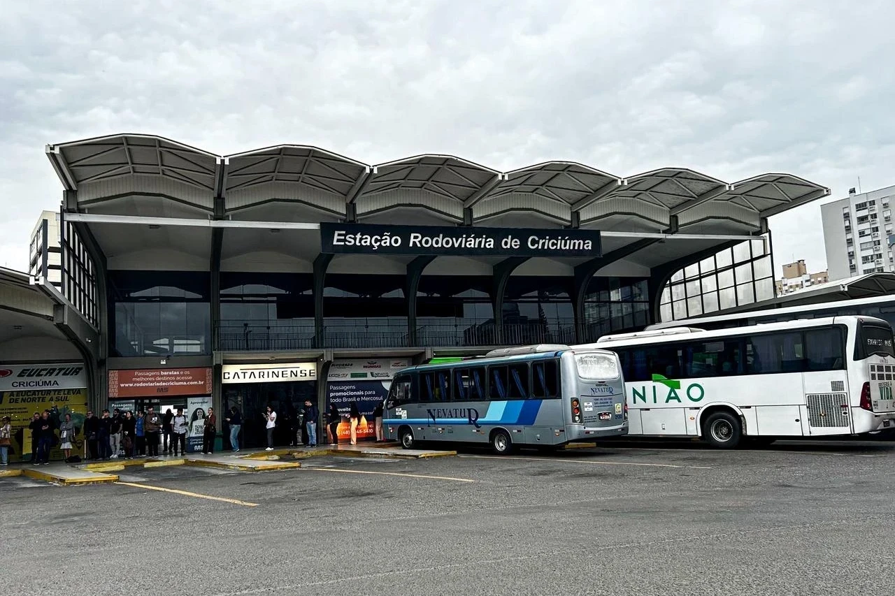 Mulher esquece bolsa na Rodoviária de Criciúma e dupla usa cartões para fazer compras