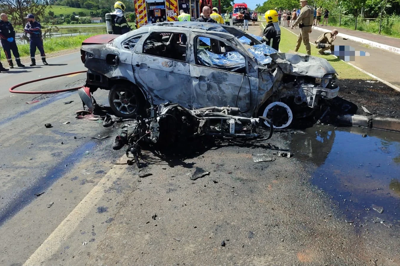 Grave acidente entre carro e motocicleta deixa dois homens mortos na BR-285