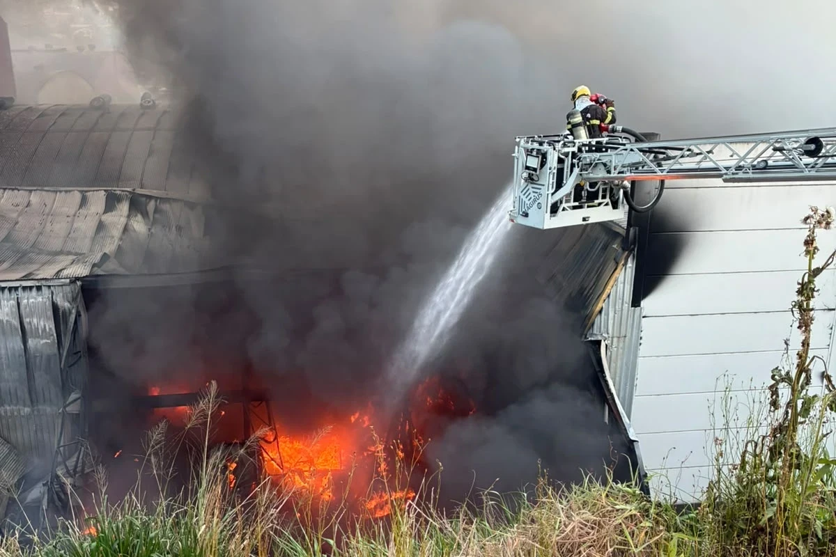 Mais de 400 mil litros de água foram utilizados para combater incêndio em fábrica de ração