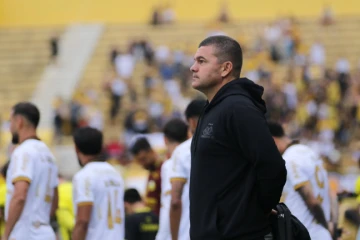 Louzer exalta apoio da torcida carvoeira após vitória em São Paulo: 'Linda demonstração de amor'