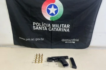 Homem tenta fugir de abordagem da PM e acaba preso com arma de fogo e munições